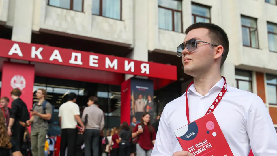 В вузах разослали предложения вступить в добровольные отряды по защите неба: годовой контракт, ежемесячные выплаты и премии за сбитые беспилотники. Набор студентов ведётся по всей стране.