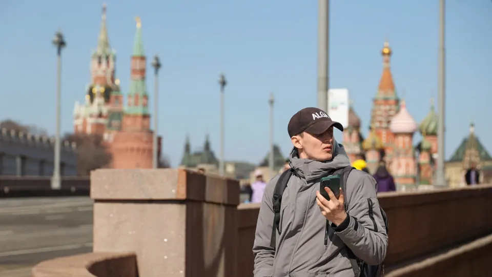 Власти подготовили проект постановления о создании информационной системы учёта идентификаторов мобильных устройств (IMEI): операторы будут вносить данные и блокировать SIM‑карты украденных, потерянных и незаконно ввезённых устройств.