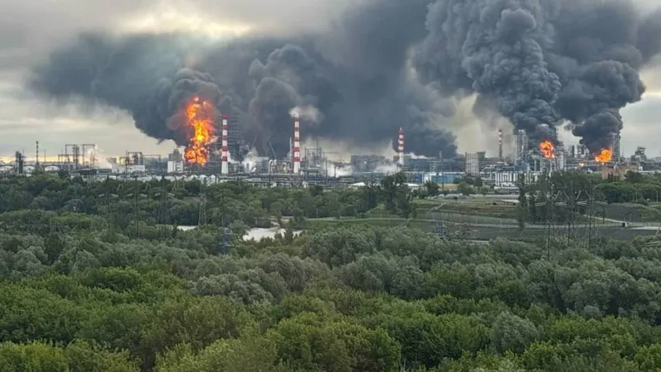 Утром 18 июня силы ПВО отразили масштабную атаку беспилотников: пострадали Московский НПЗ, объекты в Подмосковье и в Ростовской области, есть погибшие и раненые.
