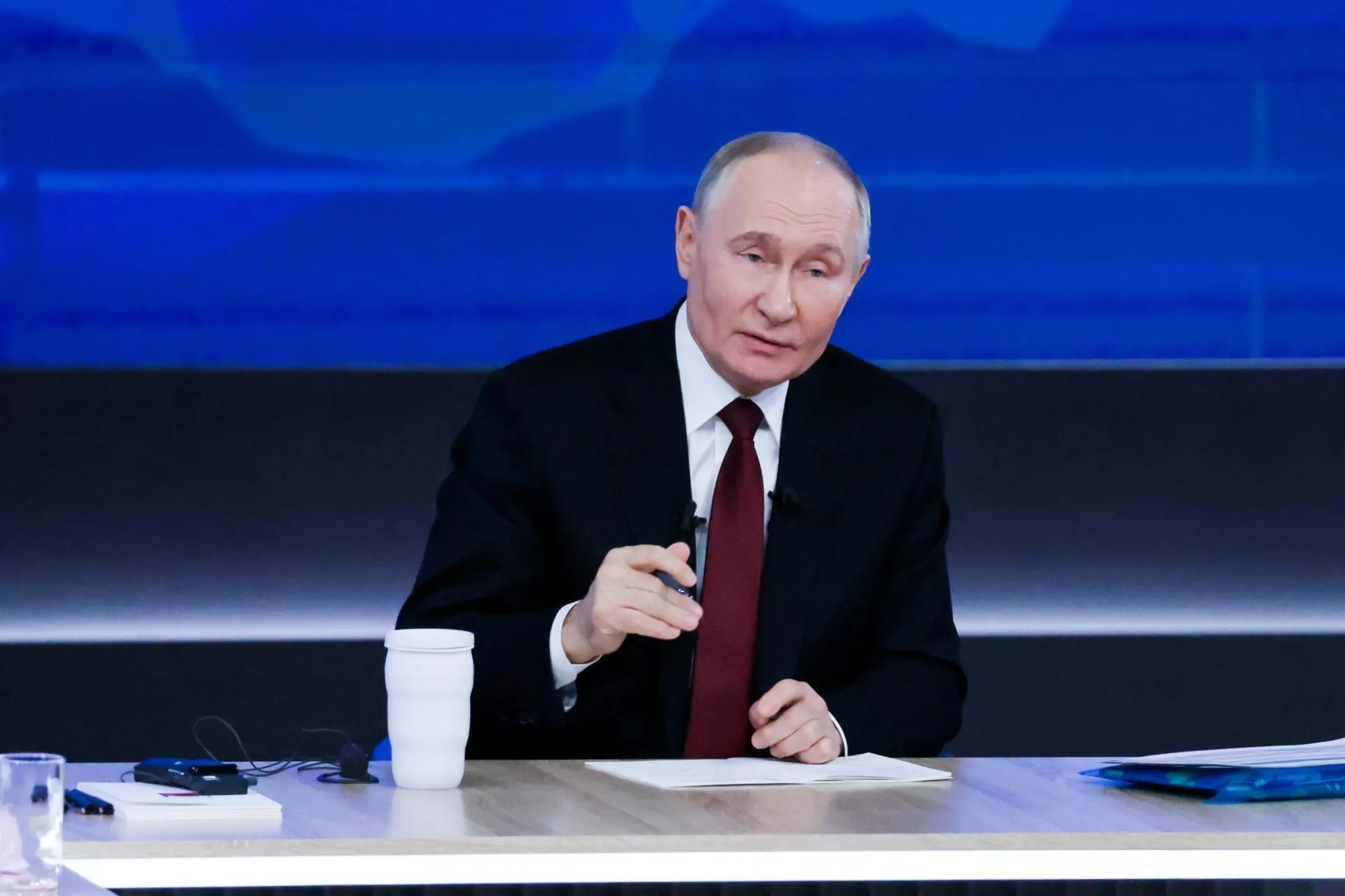 Президент сообщил о планах нарастить численность медицинских специалистов и расширить сеть больниц, подчеркнув при этом необходимость повышения престижа профессий в здравоохранении.