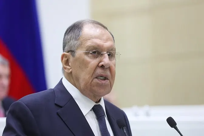Глава МИД РФ заявил, что Еревану придётся выбрать между Евразийским экономическим союзом и Европейским союзом — правила двух объединений несовместимы, и от этого решения зависят тарифная политика и фитосанитарные нормы. Ранее Москва вызывала посла Армении и ввела ограничения на ввоз части армянской сельхозпродукции.