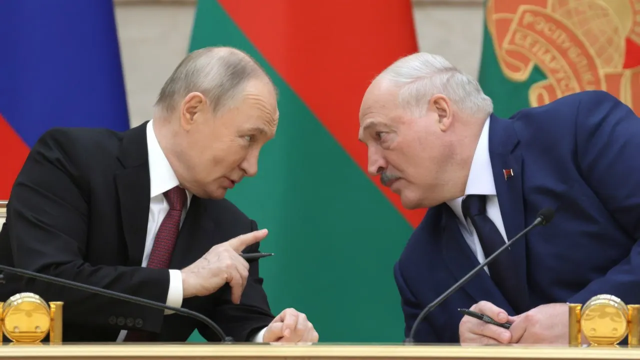 26 июня в президентской резиденции на Валдае прошли закрытые переговоры Владимира Путина и Александра Лукашенко — официальных заявлений не последовало. Встреча прошла на фоне обострения ситуации у белорусско‑украинской границы и дискуссий о ретрансляторах, которые, по утверждениям Киева, использовались для корректировки ударов.