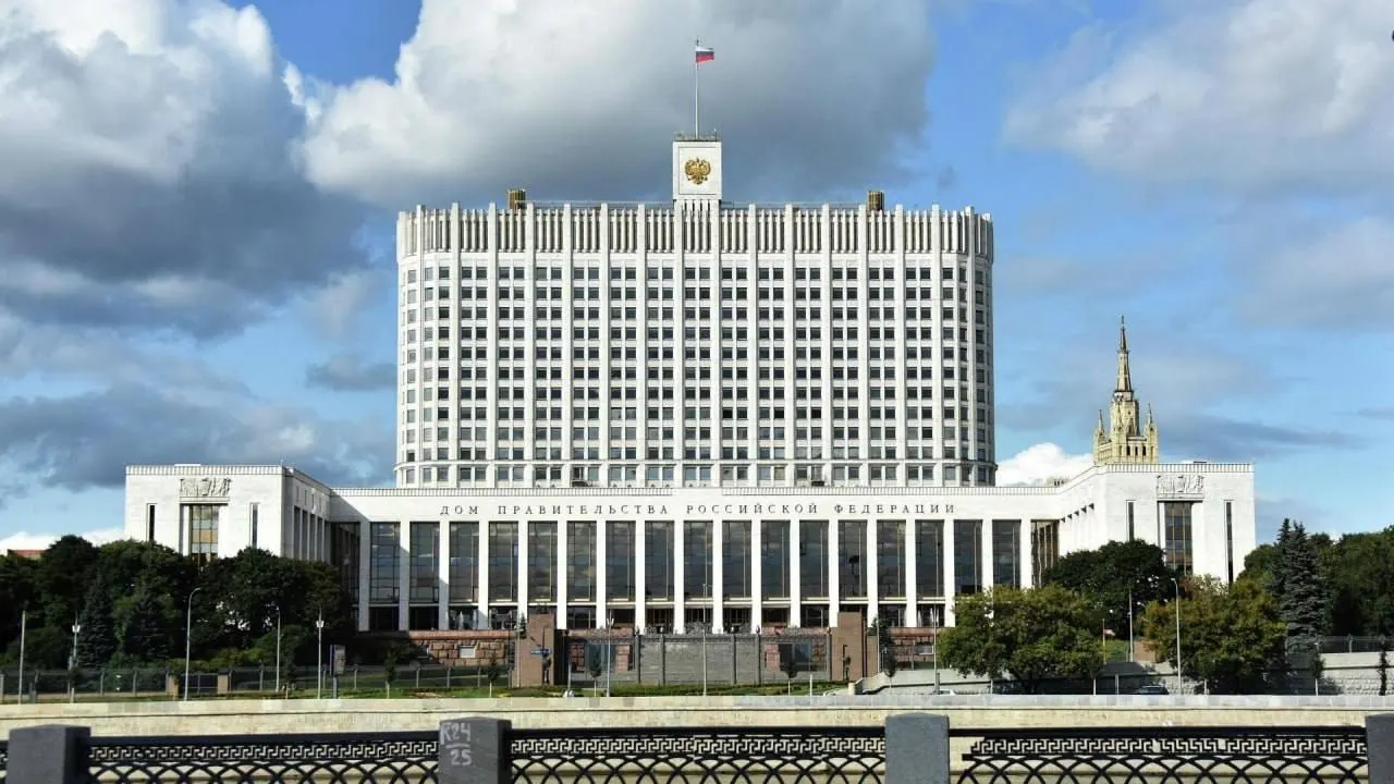 В Госдуму внесён проект о полной или частичной компенсации утильсбора для семей с тремя и более детьми, но правительство раскритиковало инициативу из‑за дополнительных расходов и неопределённости источников финансирования.