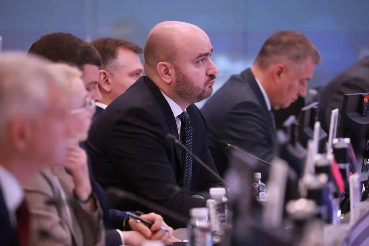 Во время совещания под руководством вице‑премьера обсуждали поставки бензина и дизеля, меры по стабильности рынка и обеспечение топливом агропромышленного комплекса Самарской области.