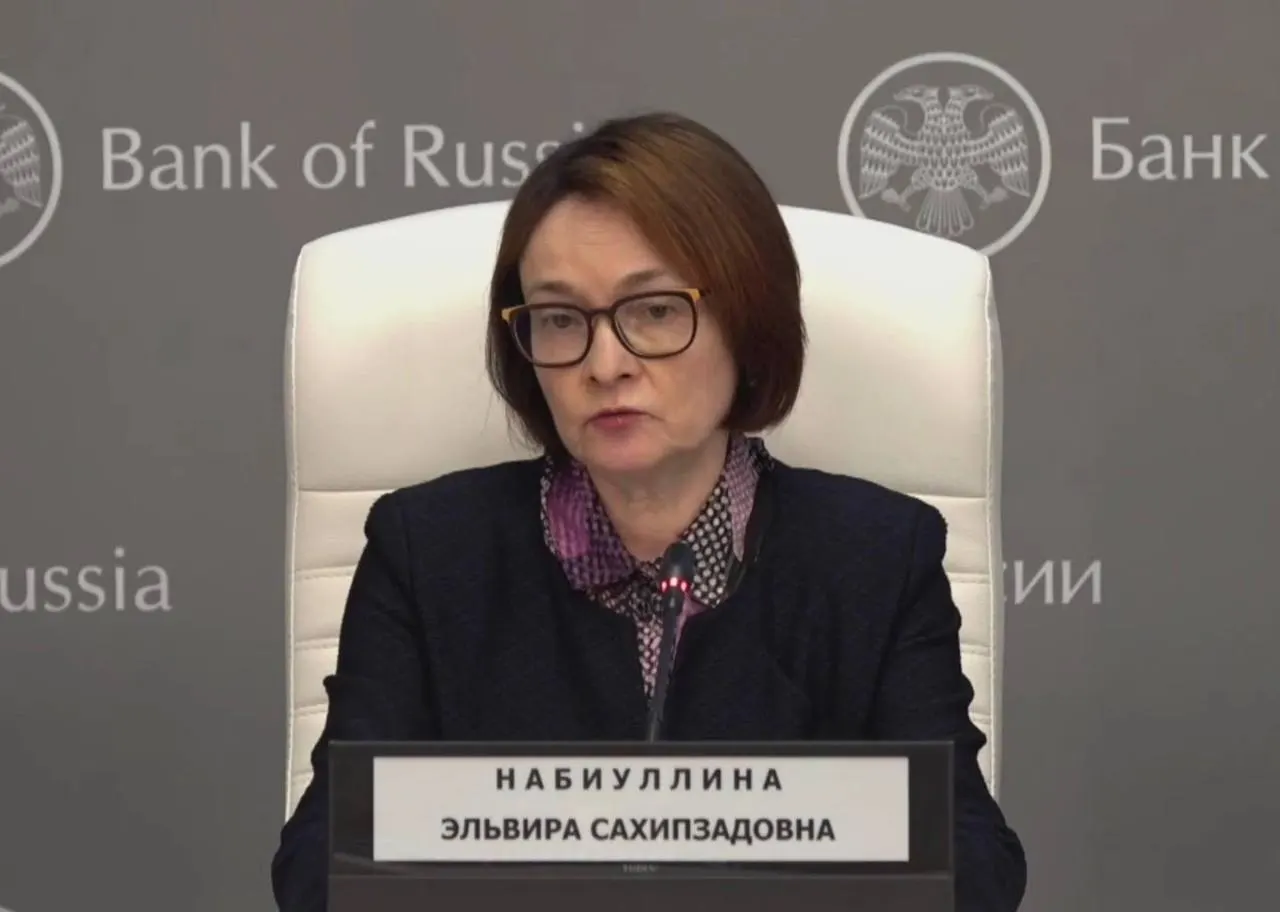 Глава Центробанка вернулась к мероприятиям после краткой болезни: на пресс‑конференции по итогам заседания Совета директоров по ДКП она рассказала о простуде, поблагодарила тех, кто переживал, и появилась без своих фирменных брошей.
