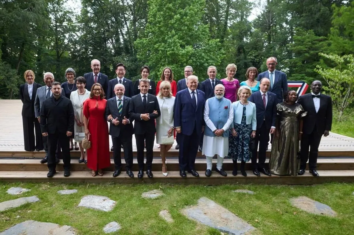 В итоговой «геополитической декларации» саммита G7 лидеры выразили единство в поддержке суверенитета Украины, пообещали нарастить поставки ПВО и дать лицензии на местное производство вооружений. В документ включены также положения о санкциях против России, энергетической помощи Украине и заявления по Ближнему Востоку и Индо-Тихоокеанскому региону.