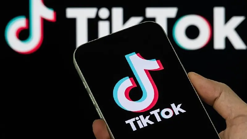 Российский регулятор наложил штраф в 3 млн рублей на TikTok за то, что платформа не удалила два видео, которые власти квалифицировали как «пропаганду нетрадиционных сексуальных отношений». Верховный Суд признал «Международное движение ЛГБТ» экстремистской организацией.