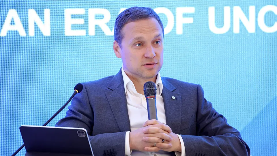 Топ‑менеджер крупного банка отметил, что граждане изымают деньги из счетов и не возвращают их в банковскую систему — это связано с налоговой нагрузкой и усилением мониторинга платежей. Центробанк фиксирует значительные оттоки средств.