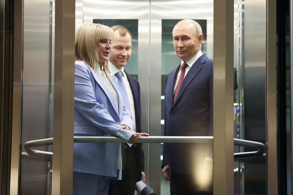 Руководители силовых структур настаивают на переносе или отмене выборов в Госдуму — в их аргументах экономические трудности и падение рейтингов. Гражданские и политические блоки администрации выступают за проведение голосования по графику; обсуждение пока остается в основном на уровне разговоров.