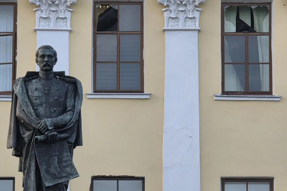 Ночью и утром по Санкт‑Петербургу, Ленинградской области и нескольким другим регионам РФ была проведена масштабная атака ударных беспилотников — есть пострадавшие, эвакуации и пожары; стороны обменялись официальными заявлениями.