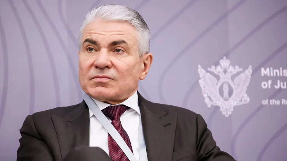 Заместитель министра юстиции заявил, что крупные разработчики искусственного интеллекта должны внедрить механизмы, предотвращающие действия нейросетей, способные повредить суверенитет и выполнять функции, сопоставимые с деятельностью иностранных агентов. Предлагается возложить ответственность за фильтры на владельцев моделей и ввести санкции за нарушения.
