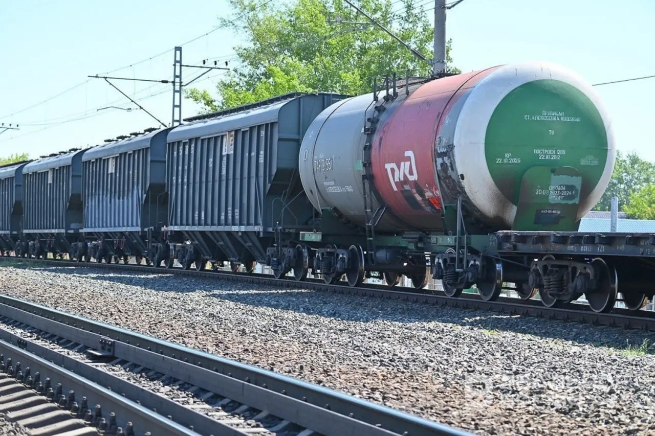 Штаб организует приём и доставку нефтегрузов с учётом оперативной обстановки, с особым вниманием к поставкам авиакеросина в аэропорты, чтобы исключить дефицит.