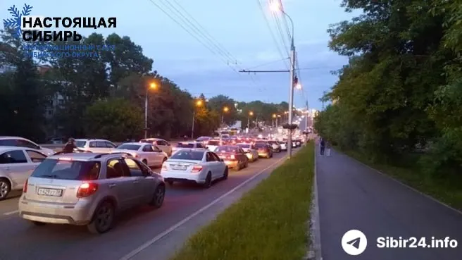 Дефицит бензина охватил ряд сибирских регионов. В Иркутске закрывают АЗС и вводят жёсткие лимиты — люди ночуют в машинах, межгородские перевозки рискуют остановиться.
