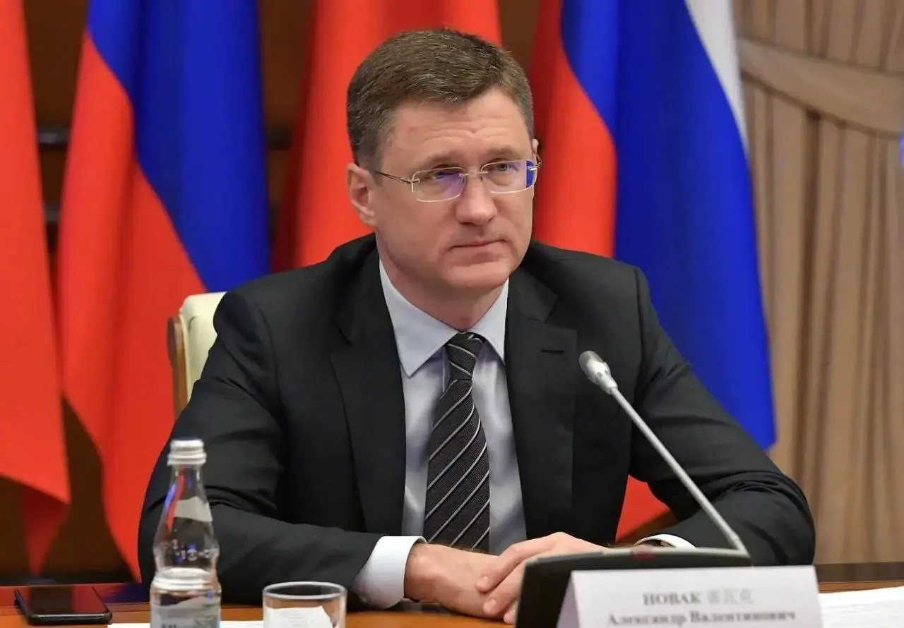 Вице‑премьер сообщил, что запасы топлива в стране удовлетворительные; власти меняют логистику по регионам, а панический спрос оказался отчасти искусственным.