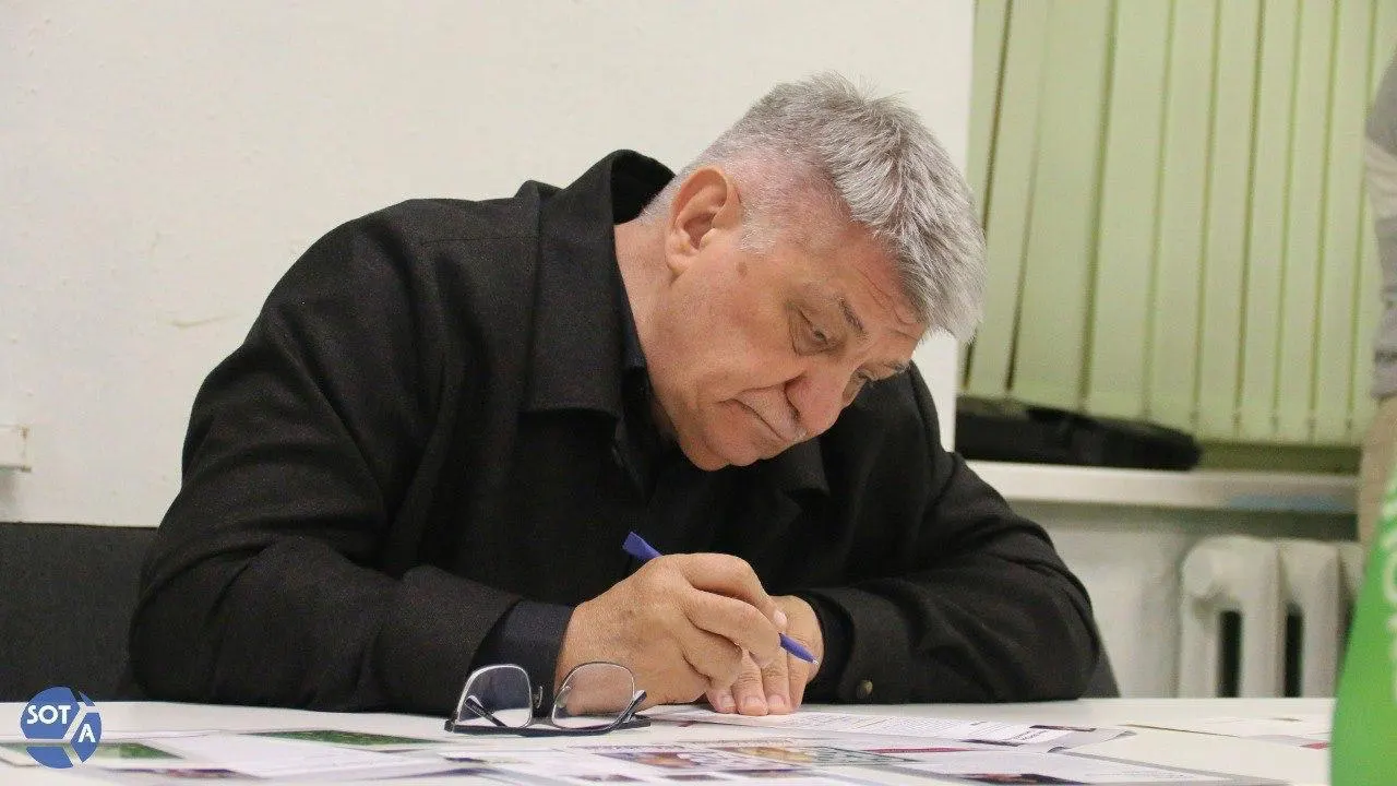 Президент направил поздравление, в котором отметил вклад режиссёра в кинематограф. При этом Сокуров в последние годы фактически находится под негласным запретом: его фильмы не получают прокатных удостоверений, а в январе 2026 года он был исключён из Совета по развитию кинематографии.