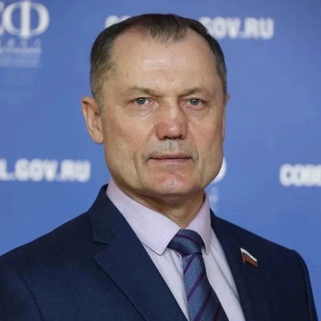 Сенатор от Рязанской области предложил законодательно установить формат, при котором студенты вузов и колледжей проводят на базовых предприятиях до половины учебного времени. Инициатива вызывает вопросы об оплате и рисках использования студентов для закрытия дефицита кадров.