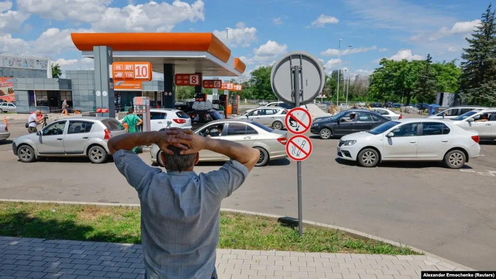 В ряде областей России ввели запреты и лимиты на отпуск топлива, а в столице временно разрешили бензовозам въезд и движение без оформления грузовых пропусков — меры объясняют перебоями в поставках после ударов по нефтяной инфраструктуре.