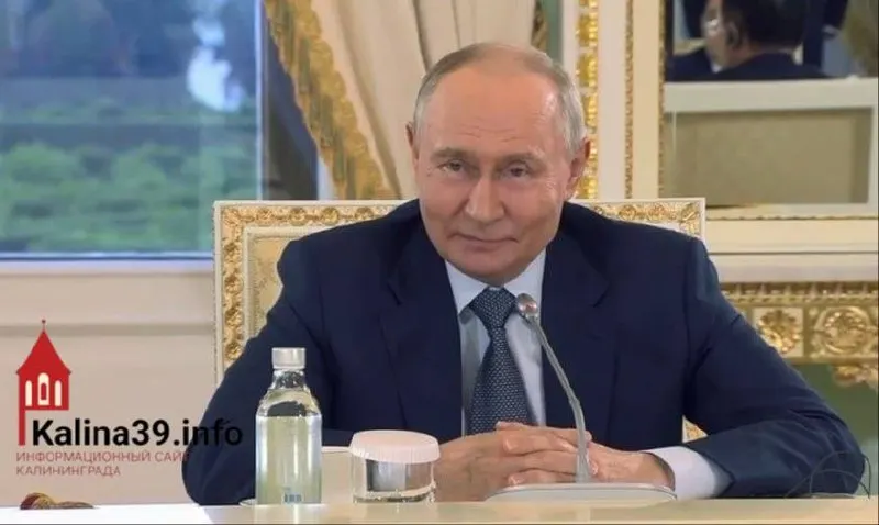 На ПМЭФ президент сообщил о росте реальных доходов и зарплат, а также о выполнении социальных обязательств — индексации пенсий, пособий и МРОТ. При этом жители отмечают рост цен и экономят на повседневных расходах.