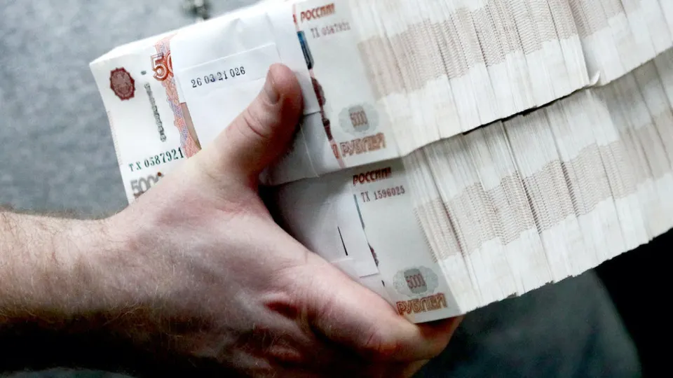 Банки отмечают рост спроса на наличные на фоне перебоев с интернетом и обеспокоенности налоговой нагрузкой; Центробанк ужесточил контроль за операциями с наличностью.