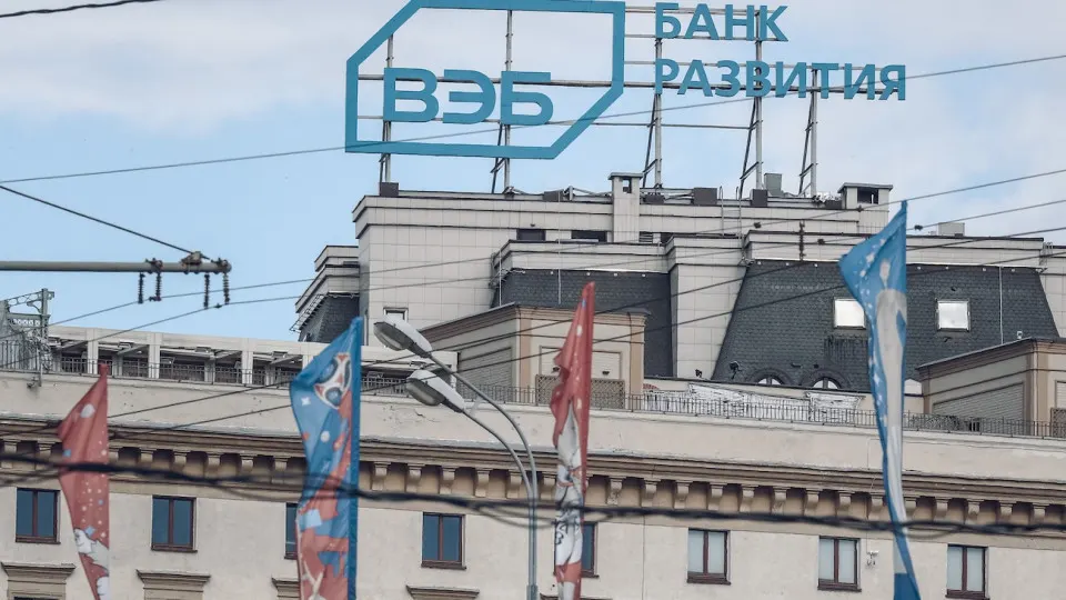 Крупный госбанк объявил о планах уменьшить штат и оптимизировать расходы в условиях «кредитного охлаждения» экономики; сокращения затронут и дочерние структуры.