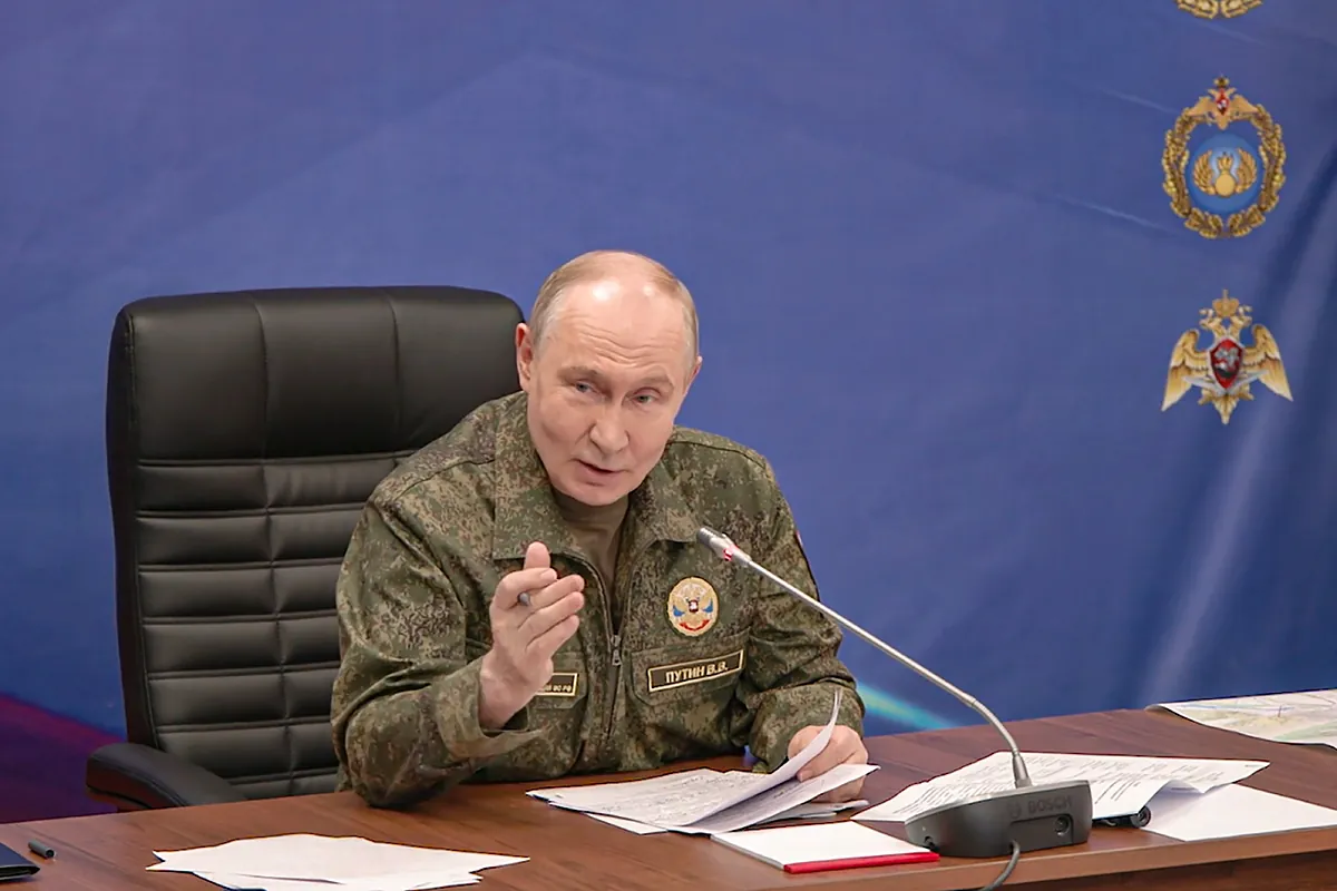 По сведениям трёх собеседников, близких к Кремлю, атаки украинских беспилотников по российским нефтеперерабатывающим заводам и портам укрепляют решимость Кремля продолжать боевые действия; возможна новая эскалация конфликта.
