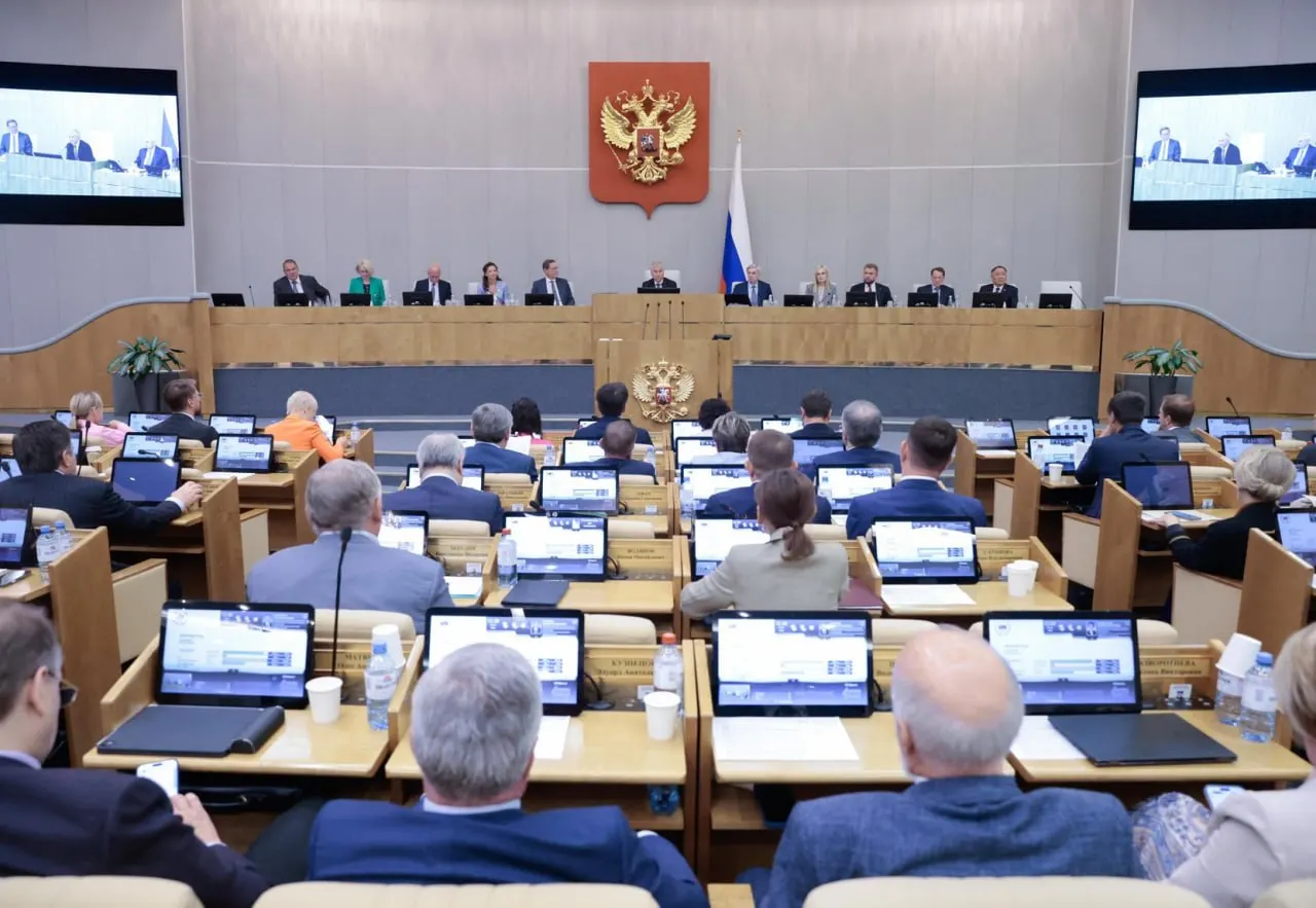 Анализ данных системы законотворчества показывает: правительственные инициативы получают одобрение значительно чаще депутатских — 84% против примерно 25%, президентские проекты проходят почти в 99% случаев.