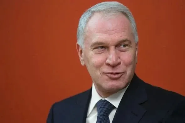 Президент присвоил Ковальчуку орден III степени за вклад в социально значимые проекты, сохранение культурно-исторических ценностей и активную благотворительную деятельность. Ранее он уже был награждён орденом IV степени; его состояние оценивают примерно в $2 млрд.