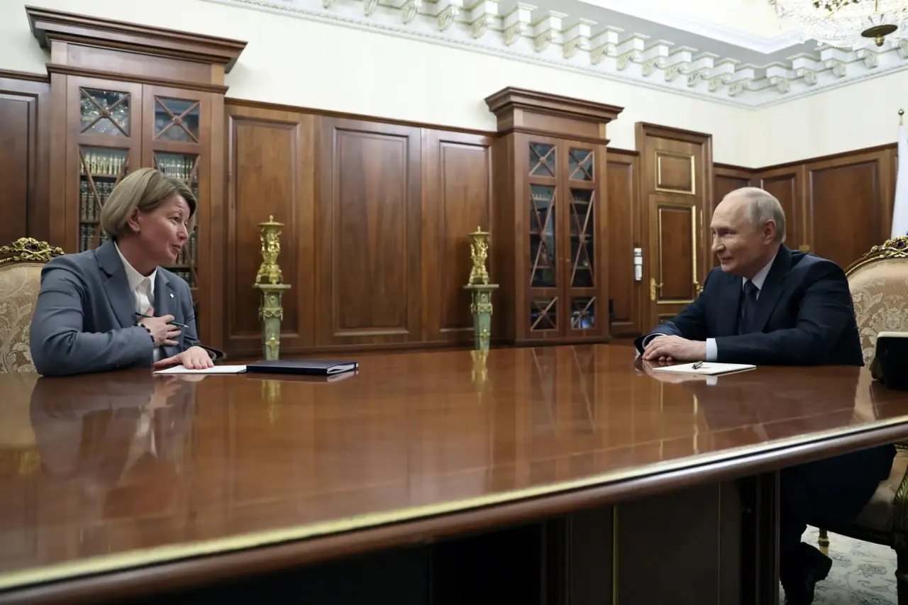 Президент подписал указ: Александр Бречалов освобождён от должности, Ольга Абрамова назначена временно исполняющей обязанности главы Удмуртской Республики. Пресс-служба Кремля опубликовала фото их встречи.