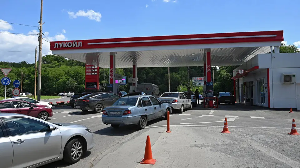 За неделю цена поставок в Россию выросла на 6% — до 127 тыс. руб. за тонну; с мая рост в 1,8 раза. Дефицит и ограничения в регионах вынуждают увеличивать импорт и искать альтернативные поставки.