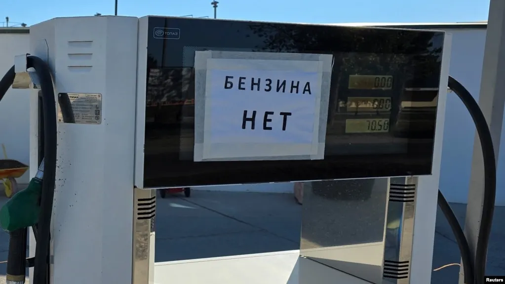Росстат зафиксировал рекордный рост цен на бензин в Севастополе за неделю 23–29 июня; кризис усугубили спад производства топлива и логистические сложности.
