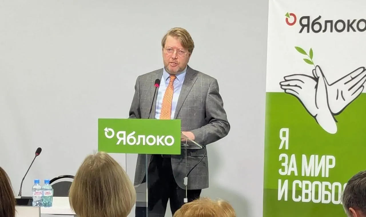 Верховный суд оставил в силе решение Выборгского районного суда Санкт‑Петербурга о штрафе для лидера «Яблока» Николая Рыбакова за публикацию с фотографией; партия намерена обжаловать в Конституционном суде.