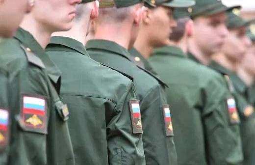 Правительство поддержало законопроект, позволяющий направлять солдат‑срочников в пожарные подразделения МЧС для тушения пожаров и проведения аварийно‑спасательных работ. В ведомстве называют это мерой против сокращения численности караулов.