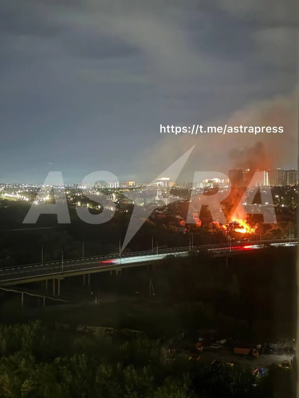За ночь по разным регионам — удары беспилотников и пожары в российских городах, российские авиаудары по Украине, рейды в Петербурге, премьера аудиоспектакля калининградской правозащитницы и новые законы о мигрантах и регулировании искусственного интеллекта.