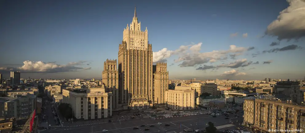 Сообщается, что властям предлагают ввести выездные визы: поездки в «недружественные» страны якобы возможны только организованными группами по утверждённым маршрутам. В МИД эти сведения называют недостоверными.