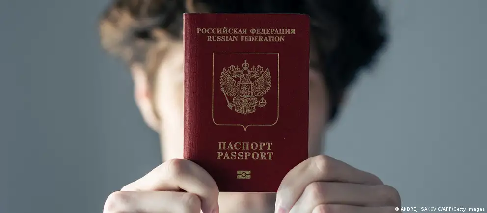 После возражений Франции и Италии Евросоюз предлагает ограничить запрет на краткосрочные визы только лицами, непосредственно участвовавшими в боевых действиях в Украине; при этом расширены гуманитарные и государственные исключения.