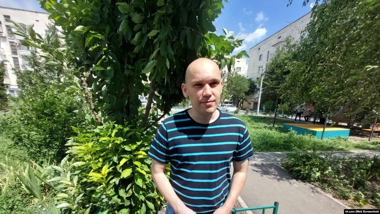 В обновлённый перечень «иностранных агентов» попал инвалид I группы Игорь Никитенко из Джанкоя. Правозащитники заявляют, что он не состоит в политических организациях; включение в список влечёт за собой обязанность маркировать материалы, риск штрафов и возможную уголовную ответственность.