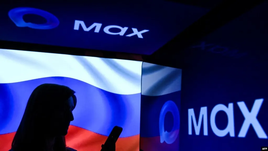 Распоряжение предписывает довести долю рабочих коммуникаций государственных и муниципальных служащих на Max до 100% к 2030 году. Разработчик сервиса попал под санкции ЕС, а приложения исчезли из ряда магазинов приложений.