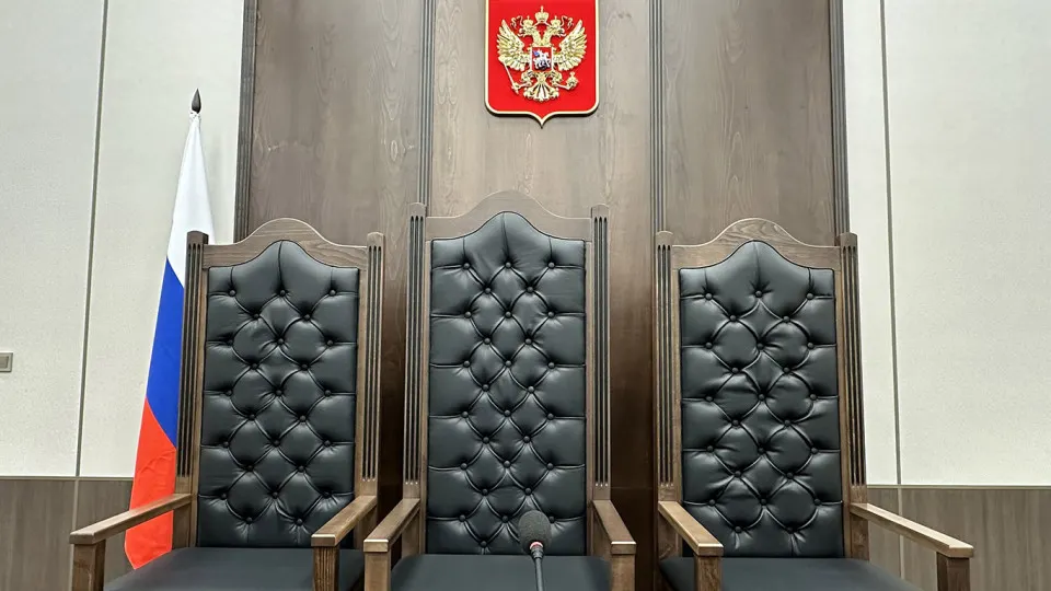 Правительственная комиссия одобрила законопроект о смягчении требований к образованию некоторых сотрудников аппарата судов — это позволит нанимать студентов юридических вузов и специалистов с средним профессиональным образованием. Эксперты предупреждают о риске притока временных кадров и призывают одновременно улучшать условия труда и мотивацию.