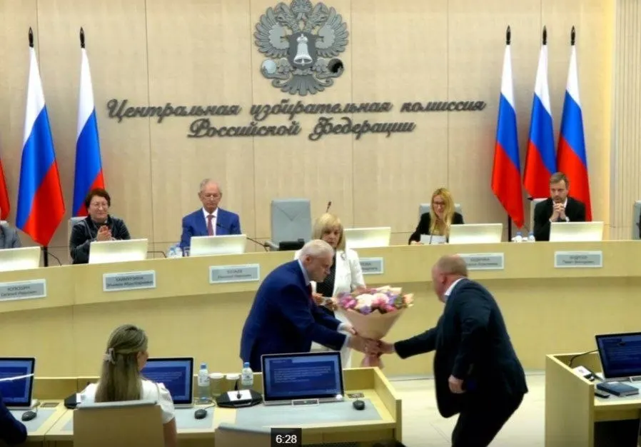 На заседании Центризбиркома единогласно подтвердили 260 кандидатов от «Справедливой России», вручили удостоверение лидеру партии, утвердили члена ЦИК с правом совещательного голоса от ЛДПР и заверили 43 финансовых уполномоченных «Яблока» в 42 регионах.