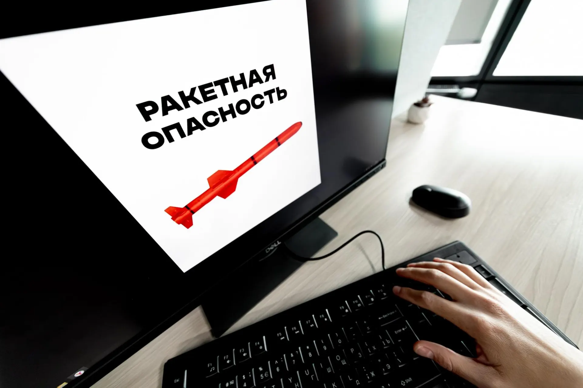 Воздушные тревоги объявлены в Воронежской области и ряде регионов России. Рекомендуется следовать указаниям экстренных служб и укрываться в безопасных местах.