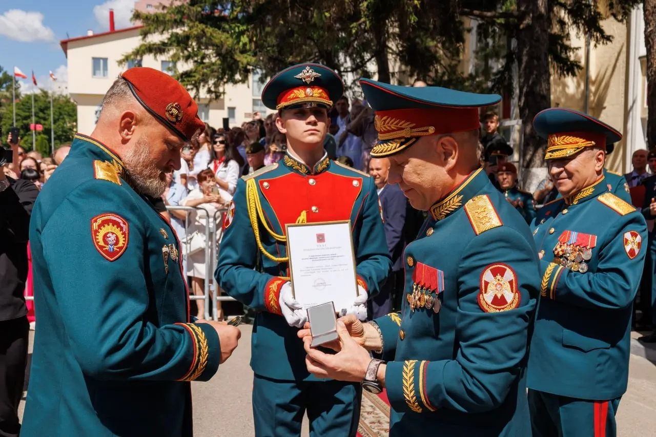 Начальнику Саратовского военного института войск национальной гвардии Александру Белоглазову присвоено воинское звание генерал-лейтенанта; погоны вручил генерал-полковник Анатолий Маликов.