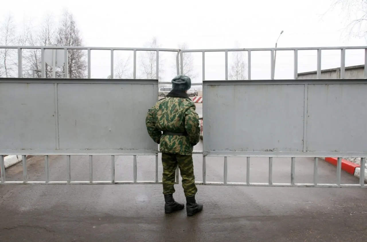 Томский депутат заявил, что пропавшим военнослужащим всё чаще присваивают статус СОЧ или дезертира, что лишает их родственников полагающихся выплат. По разным оценкам, таких случаев уже — десятки тысяч.