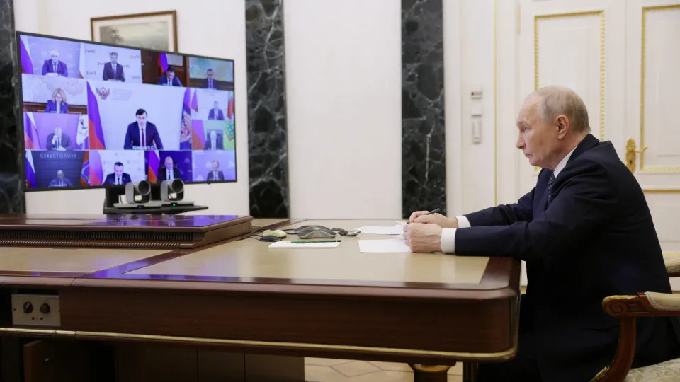 Глава государства одобрил предложение губернатора Забайкалья развивать сеть небольших нефтеперерабатывающих заводов и привлекать малый и средний бизнес, чтобы снизить уязвимость поставок после серии ударов по крупным НПЗ.