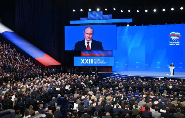 Администрация президента пересмотрела KPI для партии власти: вместо первоначальных 55–60% в ряде регионов теперь рассчитывают примерно на 45% при явке около 50%. Решение объясняют падением рейтингов и экономическими трудностями.