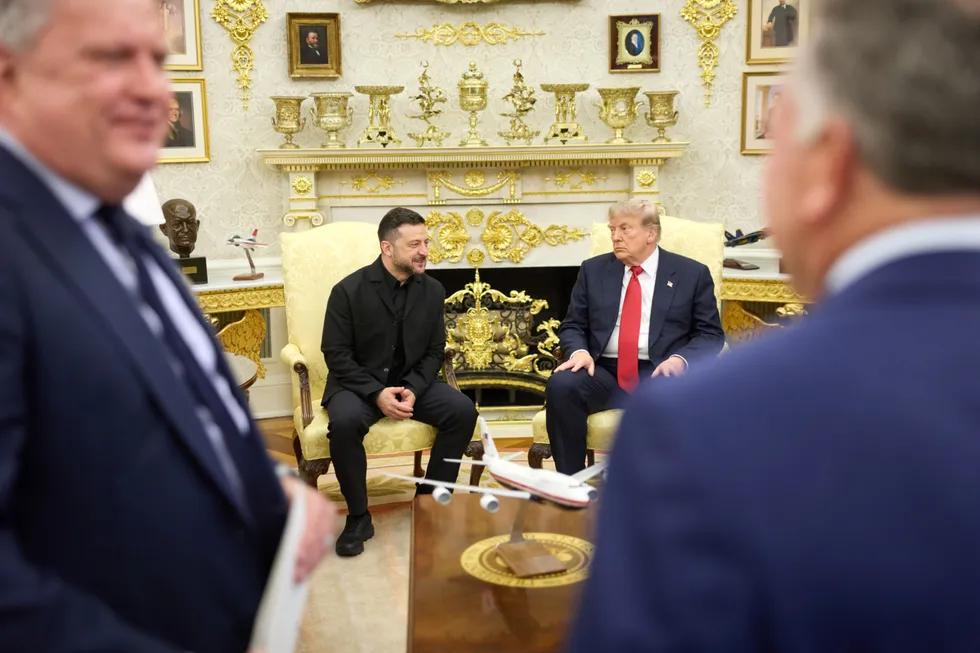 Встреча Владимира Зеленского и Дональда Трампа длилась чуть больше часа: обсуждали поставки ракет для систем Patriot, возможный визит спецпосланников и политическую поддержку США; сенат поддержал законопроект о пошлинах на российские углеводороды.