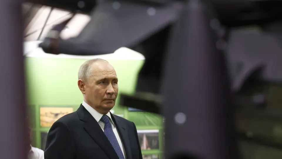 По словам президента, граждане добровольно направили через Общероссийский народный фронт около 70 млрд рублей на поддержку СВО; одновременно военные расходы страны продолжают расти и достигают рекордных объёмов.