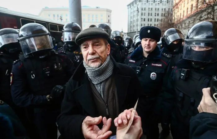 В Хорошевском суде Москвы началось заочное рассмотрение дела против 84‑летнего правозащитника Льва Пономарёва. Прокуратура просит 6,5 года колонии и запрет администрирования сайтов на 10 лет; обвиняют в создании признанной в РФ «нежелательной» организации и в нарушениях, связанных с маркировкой «иностранного агента».