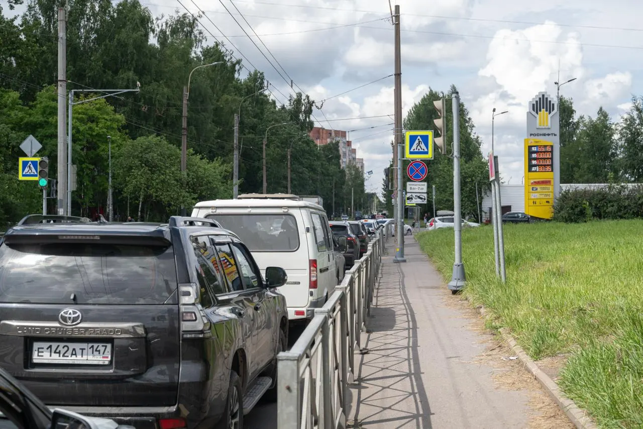 Несмотря на временное снижение экологического стандарта топлива до Евро‑3 в июле, на ряде петербургских АЗС фиксируют поставки и продажу бензина Евро‑5; сотрудников заправок просят проверять паспорта качества топлива.