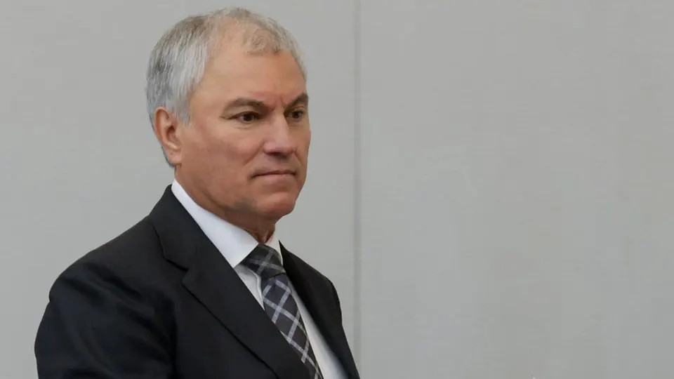 На фоне острого дефицита топлива спикер Госдумы призвал в приоритетном порядке развивать городской электротранспорт, а глава профильного комитета призвал водителей «потерпеть» очереди на АЗС. Ограничения действуют почти повсеместно, производство бензина сократилось.