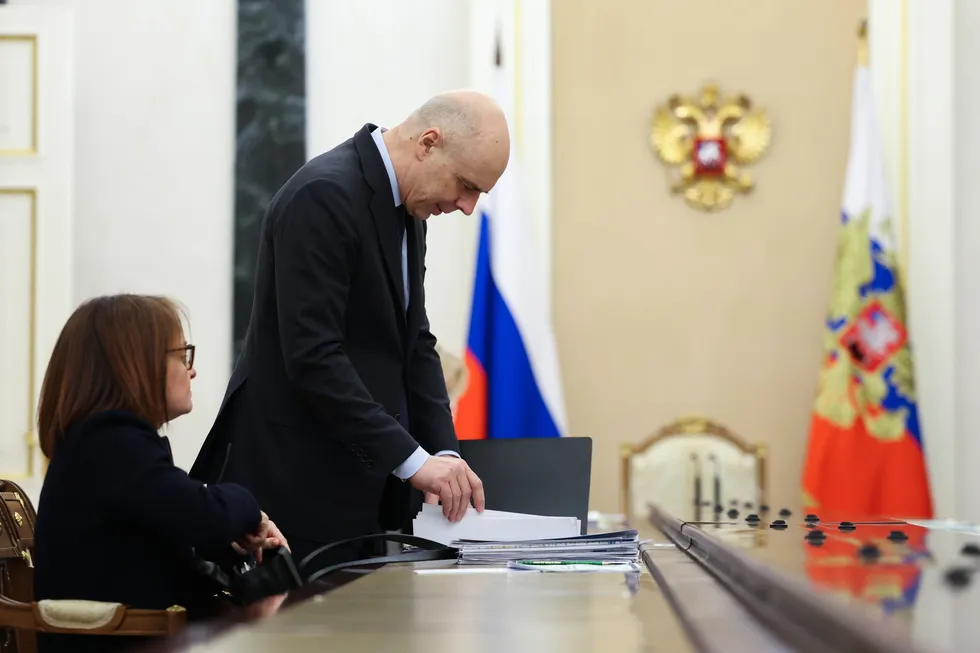 Госдума дала Минфину право оперативно наращивать расходы и госдолг сверх установленных лимитов. Это временно закроет кассовые разрывы, но ухудшит прозрачность бюджетной политики, повысит ключевую ставку и усилит долговые и инфляционные риски на фоне растущих военных расходов.